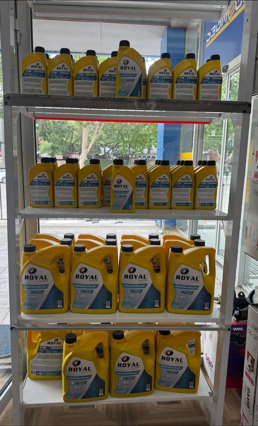 Royal Motor Oil on Shelf